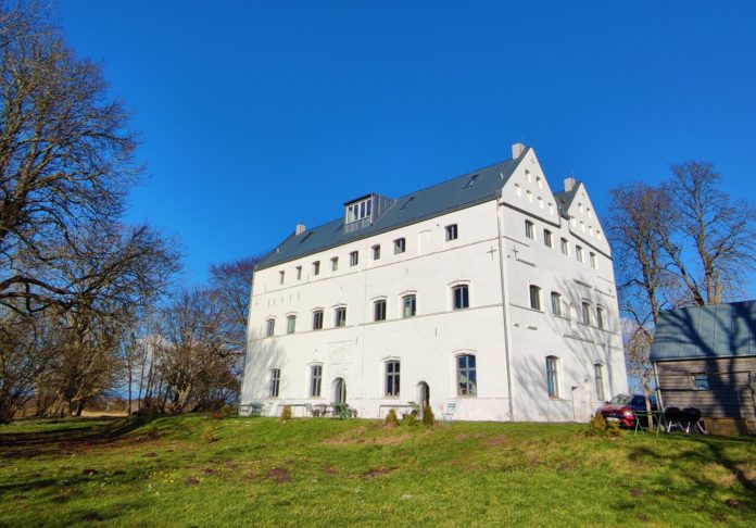 Das strahlend weiße Herrenhaus von Gut Üselitz (SW-Ansicht). © Foto/BU: Dr. Peer Schmidt-Walther, Aufnahme: Üselitz, 27.2.2023