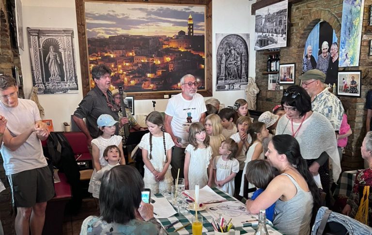 Volles Haus zur Vernissage der Fotoausstellung von Marco Innocenti in der Berliner Trattoria a Muntagnola