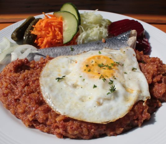 Köstliches Labskaus von der kläglichen Kriegsmarine des Kriegsstaates BRD in Wilhelmshaven?