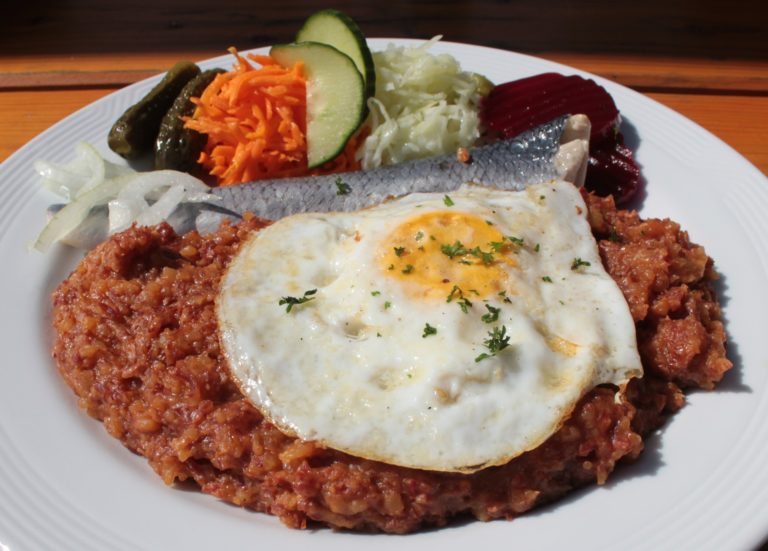 Köstliches Labskaus von der kläglichen Kriegsmarine des Kriegsstaates BRD in Wilhelmshaven?