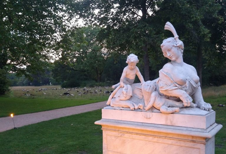 „Orange de Luxe“ oder Hingucker und Hinhörer – Zwei Sommernächte in einem Park in Potsdam