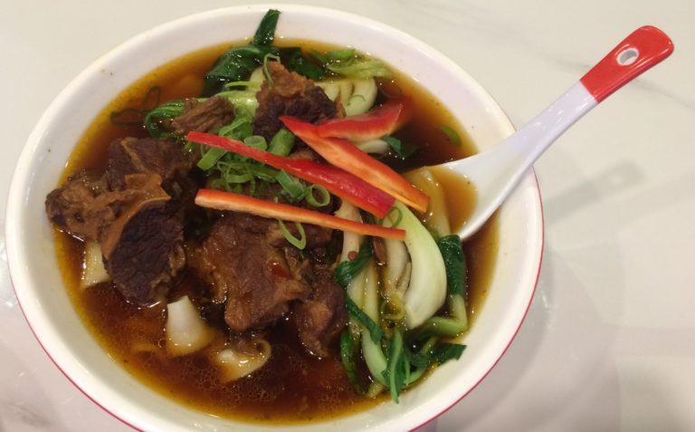 „Betrunkenes Huhn“ und „Hosengürtel“ in Berlin – Handgezogene Nudeln im „Jade Palast“