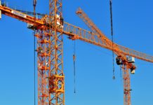 Nicht alle Kräne stehen still, aber immer mehr – Baugenehmigungen für Wohnungen gehen in der BRD deutlich zurück