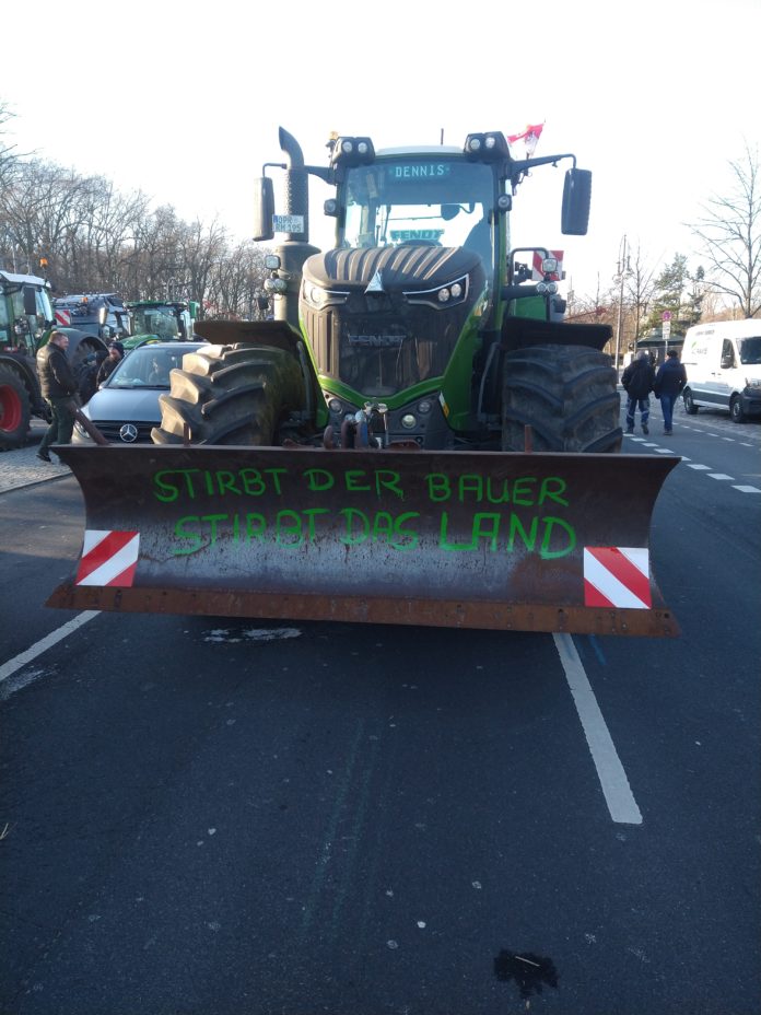 Politische Parolen von Bauern vor dem Brandenburger Tor in Berlin. © Münzenberg Medien, Foto/ BU: Stefan Pribnow, Ort und Datum der Aufnahme: Berlin, 8.1.2024