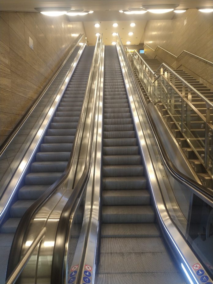 Rolltreppe aufwärts. © Münzenberg Medien, Foto/ BU: Stefan Pribnow, Ort und Datum der Aufnahme: Berlin, 8.1.2024