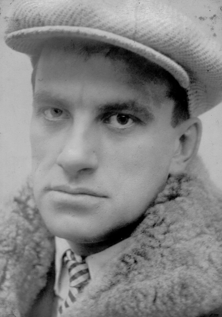 Faschisten schleifen unter dem dritten Kriegspräsidenten von Banderastan in Cherson ein Denkmal des Dichtes Wladimir Majakowski