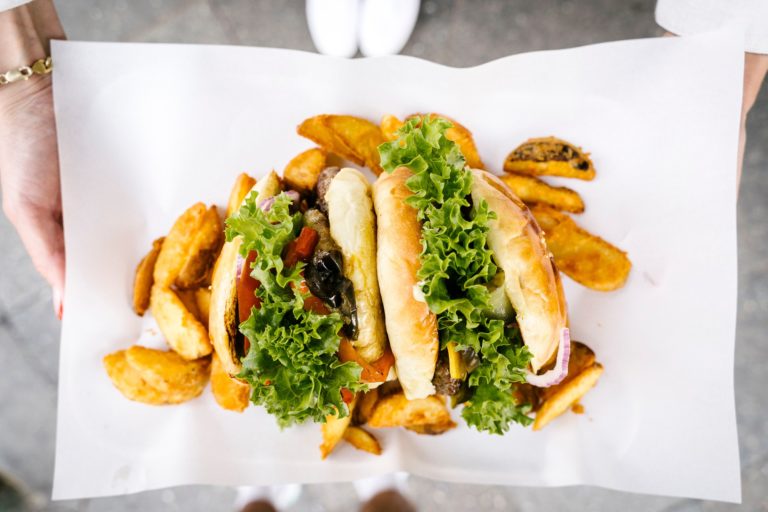 Ein saftiger Burgerpatty vom HB-Grillmeister – Hasir Burger (Das Original) in der Mall of Berlin