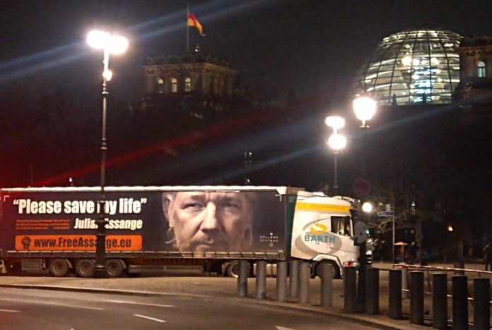 "Please save my life" Julian Assange © Münzenberg Medien, Foto: Stefan Pribnow, Ort und Datum der Aufnahme: Berlin, 20.2.2024