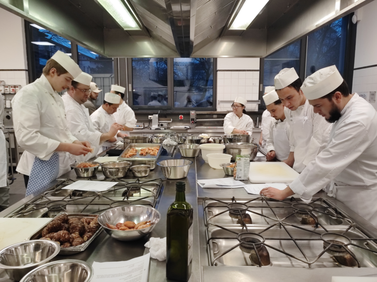 Präsentation des Hart- und Reibkäses Grana Padano im Berliner Oberstufenzentrum Gastgewerbe mit Andi Schweiger