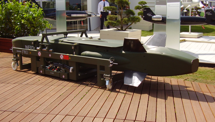 Taurus im Transportgestell. Quelle: Wikipedia, gemeinfrei. Ort und Datum der Aufnahme: Berlin-Schönefeld, 2008