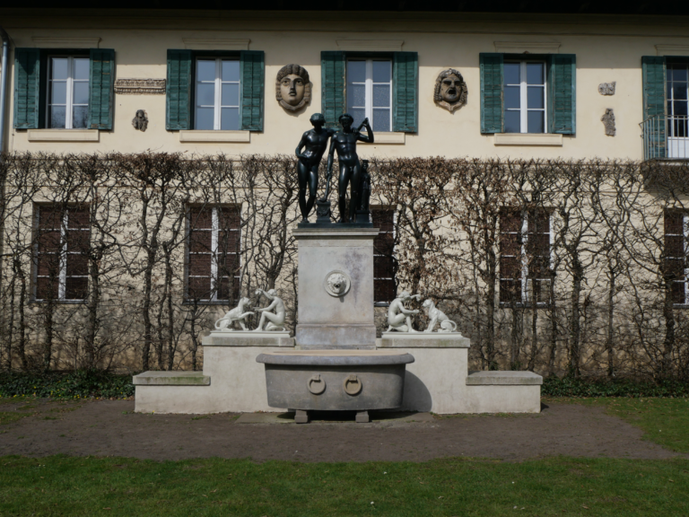 Ein Berliner Ensemble an der Havel – „Skulpturenschmuck kehrt in den Gartenhof des Schlosses Glienicke zurück“