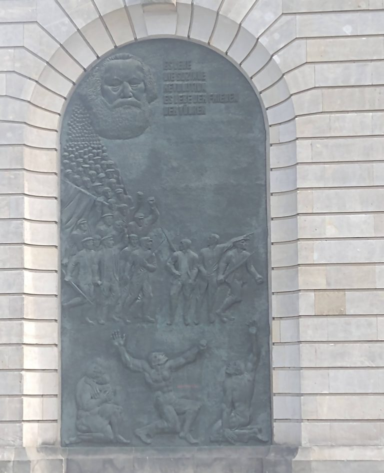 Feiern Sie mit Mitgliedern des Kritischen Orchesters das 20. Jubiläum in einem Krönungskutschen-Saal in Berlin?