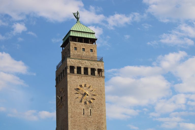 Schwerter und Schußwaffen unter dem Rathausturm von Berlin-Neukölln – Täglich fliegen die Fäuste und die Messer werden gewetzt