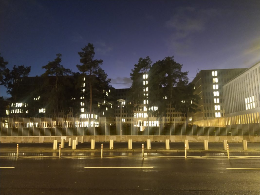 Ein Blick über eine Straße in Berlin auf Gebäude des BND abgekürzten BRD-Auslandsgeheimdienstes. © Münzenberg Medien, Foto/ BU: Stefan Pribnow, Ort und Datum der Aufnahme: Berlin, 20.12.2023