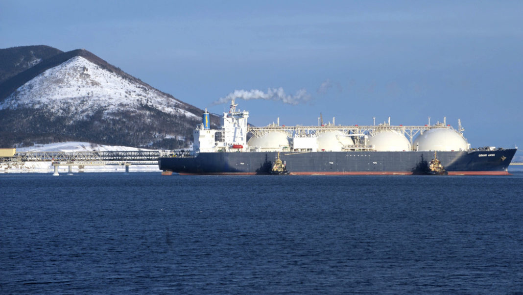 Ein LNG-Tankschiff vor der Küste von Sachalin, RF. © Sputnik, Foto: Sergey Guneev