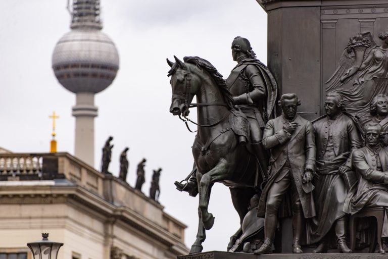 Zeitreisen für Kinder? Mumpitz einer Mischpoke mitten in der Migranten-Metropole Berlin? – Ein Griff ins Klo oder „Rein ins Gemälde“ tauchen wie in ein „Pop-Up-Buch“ und gleich das ganze 16. Jahrhundert nach unserer Zeitrechnung „erforschen“