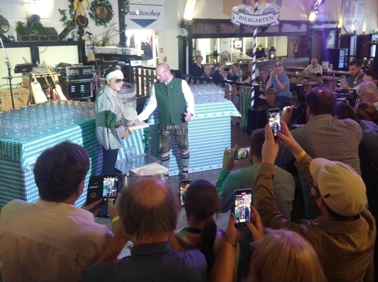 „O’zapft is!“ – Maibockanstich im Hofbräu München Wirtshaus Berlin