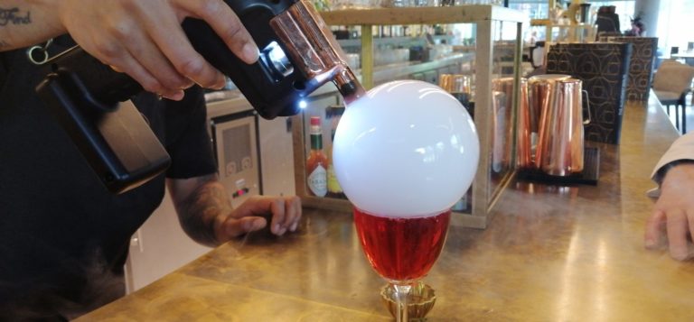 Tief in das Theater der Trockeneis-Cocktails eintauchen – Mixen lernen in The Alchemist in Berlin