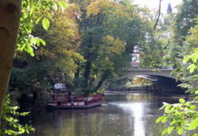 Bei Dämmerung und in der Dunkelheit am Ufer der Oker – Braunschweiger Lichtparcours 2024