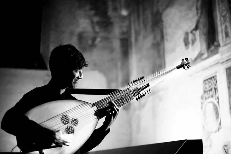 Pedro Alcàcer gibt bald ein Konzert für Vihuela in Berlin