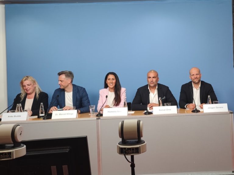 Wahnsinn, aber wahr: Fabrikdenker stellen eine neue Welt (Gastwelt) und einen flachen Feldzug (Awareness-Kampagne) vor