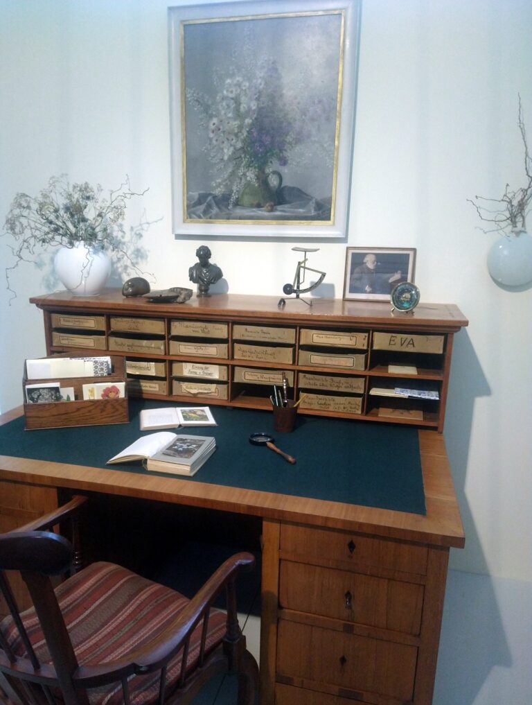 Foersters Schreibtisch und „44 zum Teil ganzseitig reproduzierte Garten- und Pflanzenporträts renommierter Fotografen“ – Zur Sonderausstellung „Karl Foerster. Neue Wege – Neue Gärten“ in Potsdam