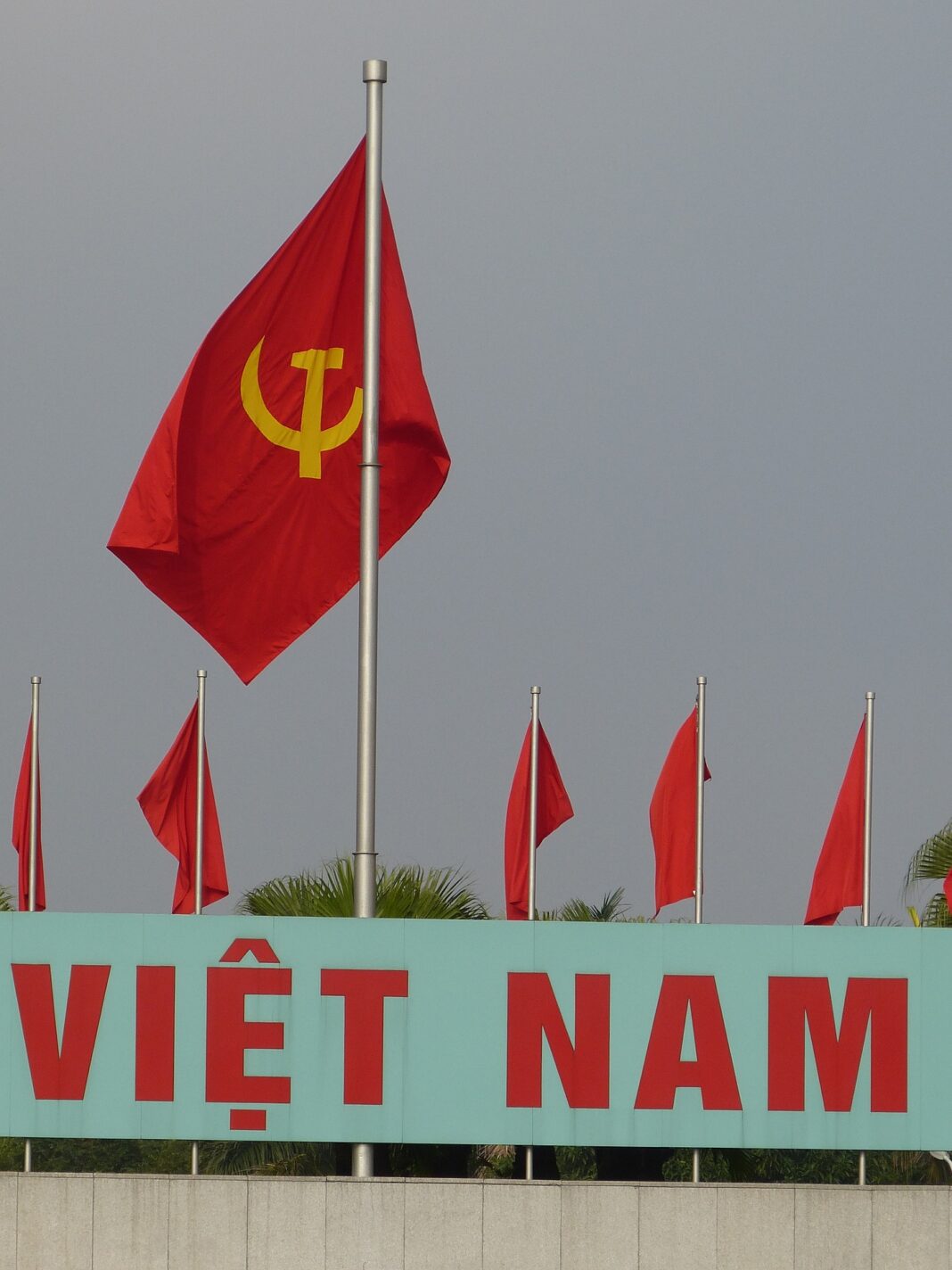 Fahnen der Sozialistischen Republik Vietnam in Hanoi. Quelle: Pixabay, Foto: falco