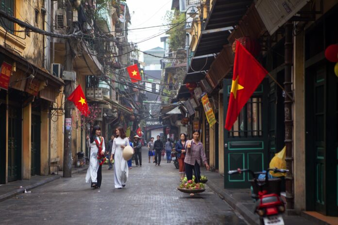 Eine beflaggte Straße in Hanoi. Quelle: Pixabay