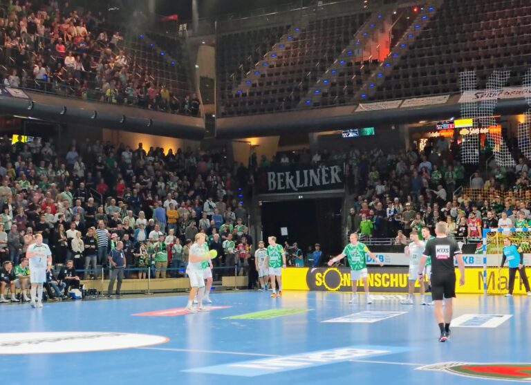 Auswahl der Füchse Berlin Handball GmbH mit Sieg im Punktspiel gegen eine Mannschaft der SC DHfK Handball Verwaltung GmbH