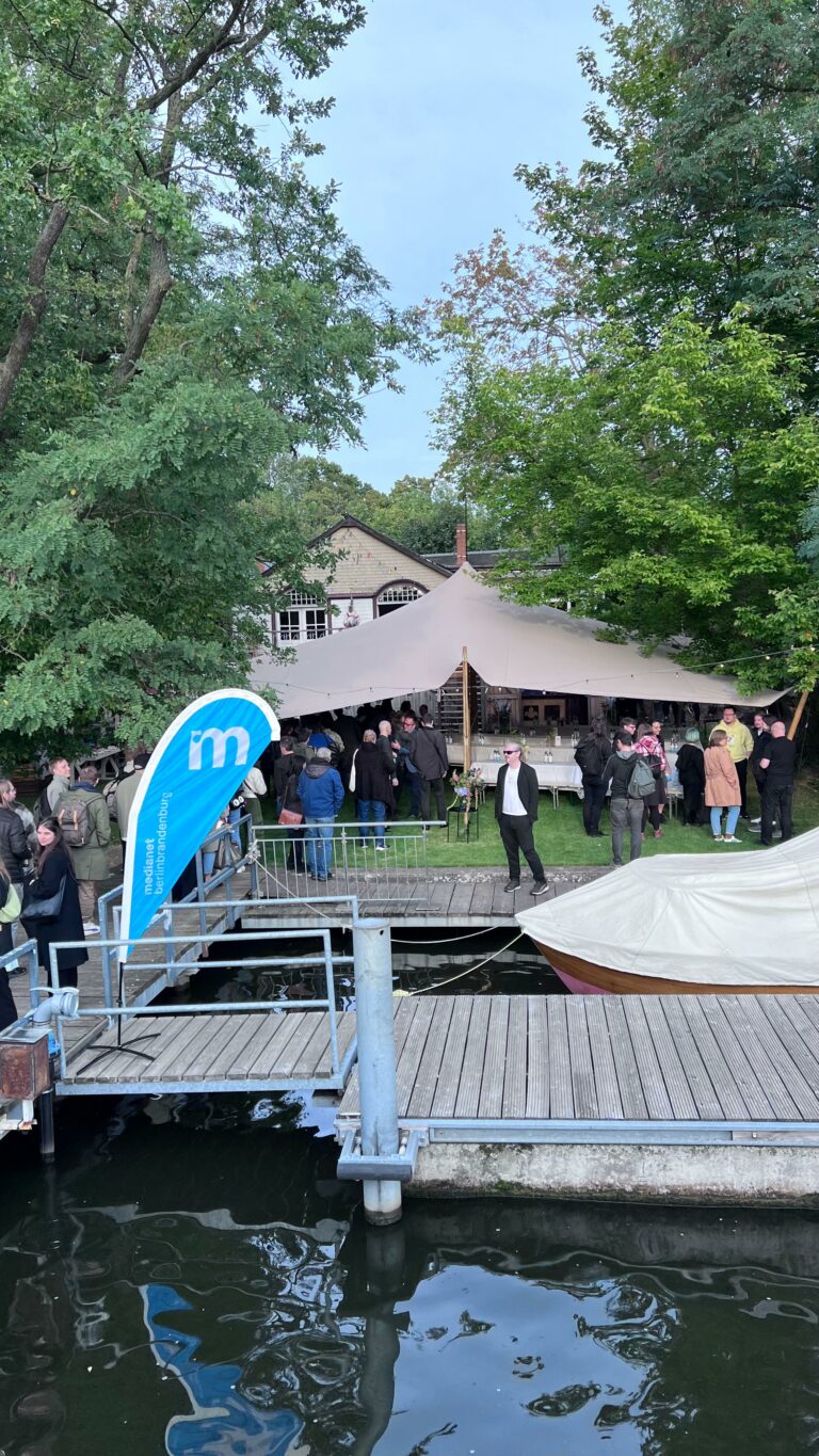 Mit dem Boot zum Büfett der Medianet Games Summer Reception in Berlin