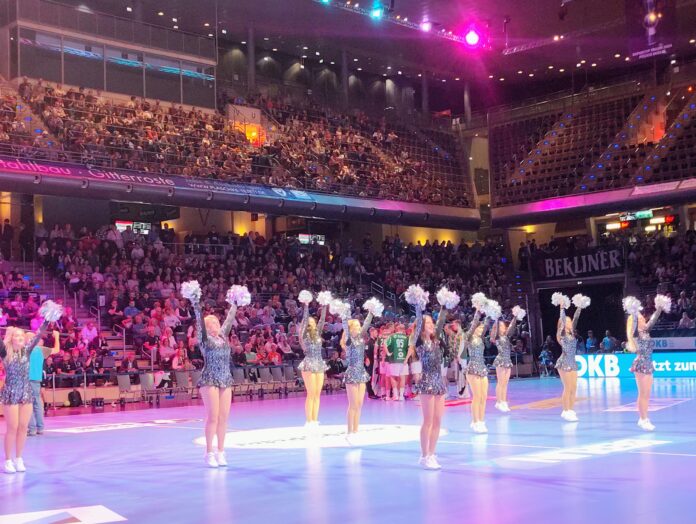 Puscheltussen beim Handball Berlin 2024-09-15 19-18 Uhr Copyright Münzenberg Medien Foto Stefan Pribnow P2400