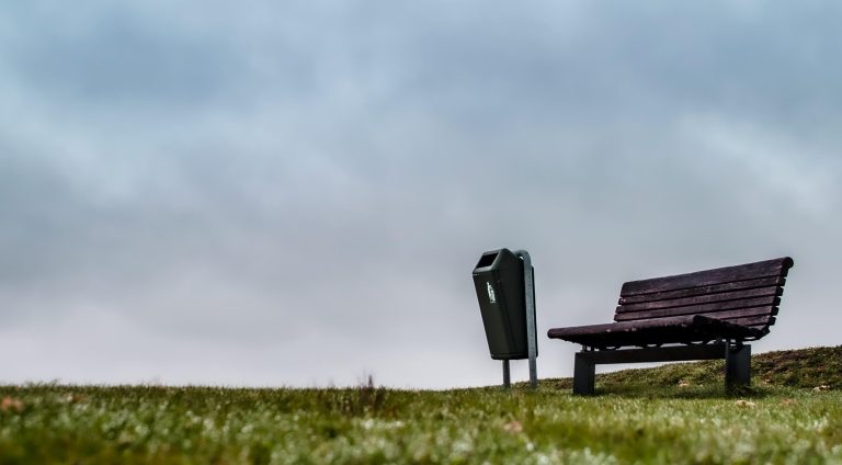 Die Einsamkeit junger Erwachsener – und was Bertelsmann daraus macht