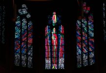 Glosse: Frieren für den Faschismus in Banderastan – Verdummte in Berlin zünden Kerzen an