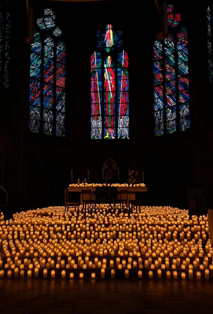 Ein Kerzen-Konzert der Marke "Candlelight". © Münzenberg Medien, Foto/ BU: Bartholomäus Maus, Ort und Datum der Aufnahme: Apostel-Paulus-Kirche, Berlin, 25.10.2024