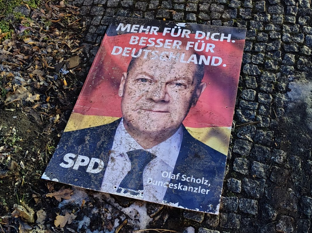 Der Lügner und Soze Olaf Scholz auf einem Plakat am Boden der Migranten-Metropole Berlin. © Münzenberg Medien, Foto/ BU: Stefan Pribnow, Ort und Datum der Aufnahme: Berlin, 21.2.2025