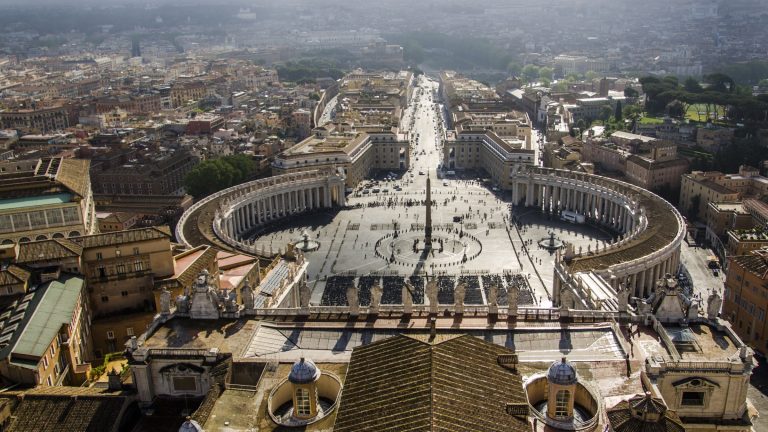 Beerdigungszeremonie beginnt auf dem Petersplatz, um Papst Franziskus die letzte Ehre zu erweisen