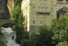 Mehr als nur ein Wasserfall in Gastein, nämlich Sommer, Frische und Kunst