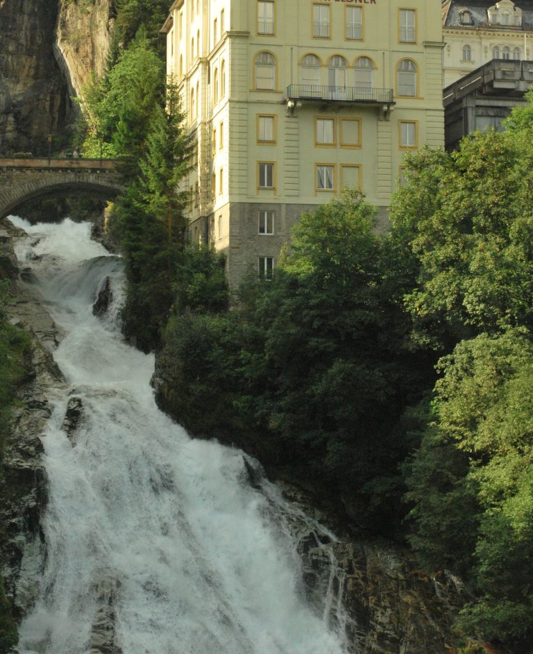 Mehr als nur ein Wasserfall in Gastein, nämlich Sommer, Frische und Kunst