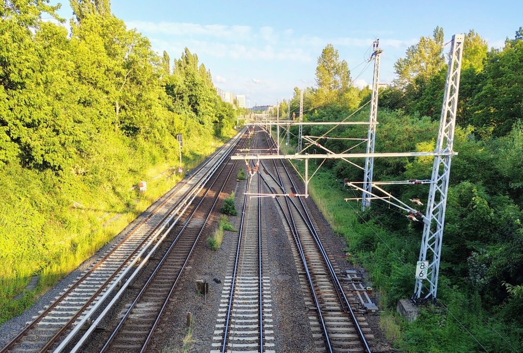 Bahnschienen in Berlin. © MÜnzenberg Medien, Foto/ BU: Stefan Pribnow, Ort und Datum der Aufnahme: Berlin, 23.6.2025, 19.40 Uhr