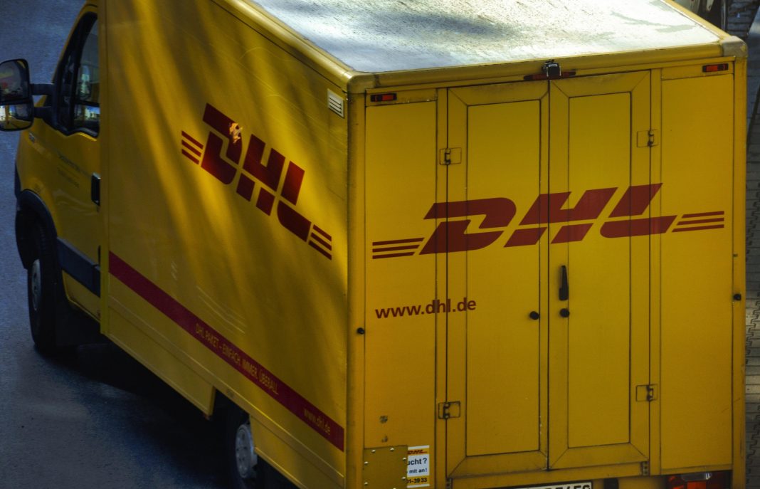 Ein Auto mit dem Kürzel DHL, Deutsche Post AG Quelle: Pixabay, Foto: Manuel Alvarez