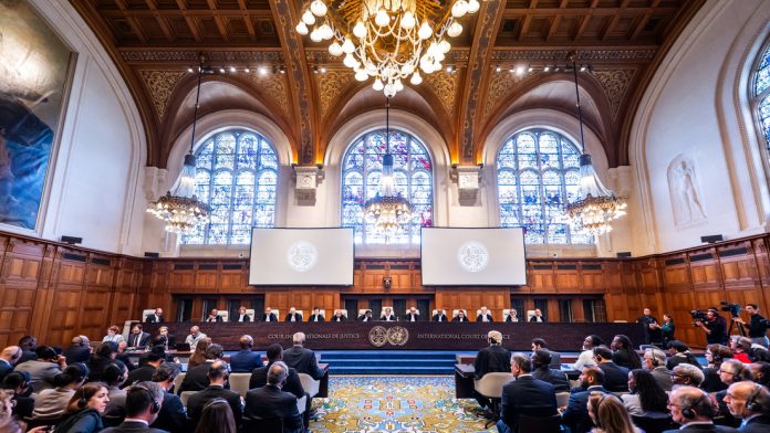 Richter vor Publikum in einem Gerichtsstaal des IGH am 23.7.2025 in Den Haag. © Internationaler Gerichtshof