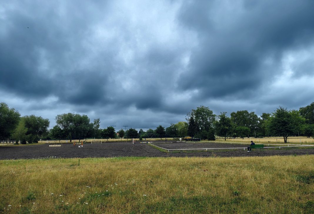 Wolken und Wiesen am Rand von Berlin. © MÜnzenberg Medien, Foto/ BU: Stefan Pribnow, Ort und Datum der Aufnahme: Berlin, 12.7.2025, 16.22 Uhr