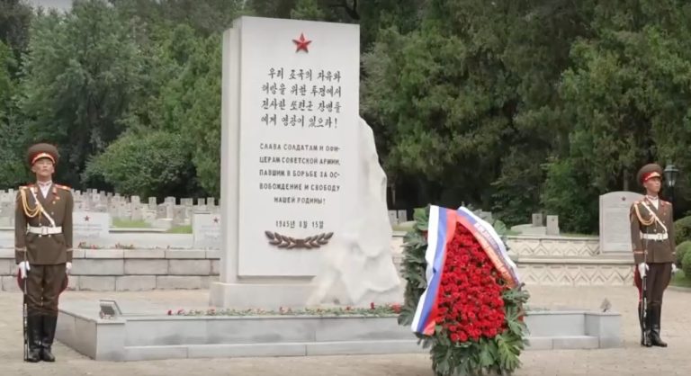 Ewiger Ruhm und ewige Ehre den Soldaten und Offizieren der sowjetischen Armee, die im Kampf für die Befreiung und Freiheit von Korea ihr Leben gaben