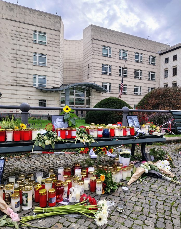 Gedenken an Charlie Kirk vor der Botschaft der VSA in Berlin. Copyright: Münzenberg Medien, Foto/ BU: Stefan Pribnow, Ort und Datum der Aufnahme: Berlin, 13.9.2025