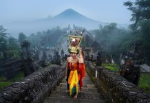 Der Vulkan Lewotobi bricht in Indonesien 21 Mal aus, die Asche erreicht 3,6 km