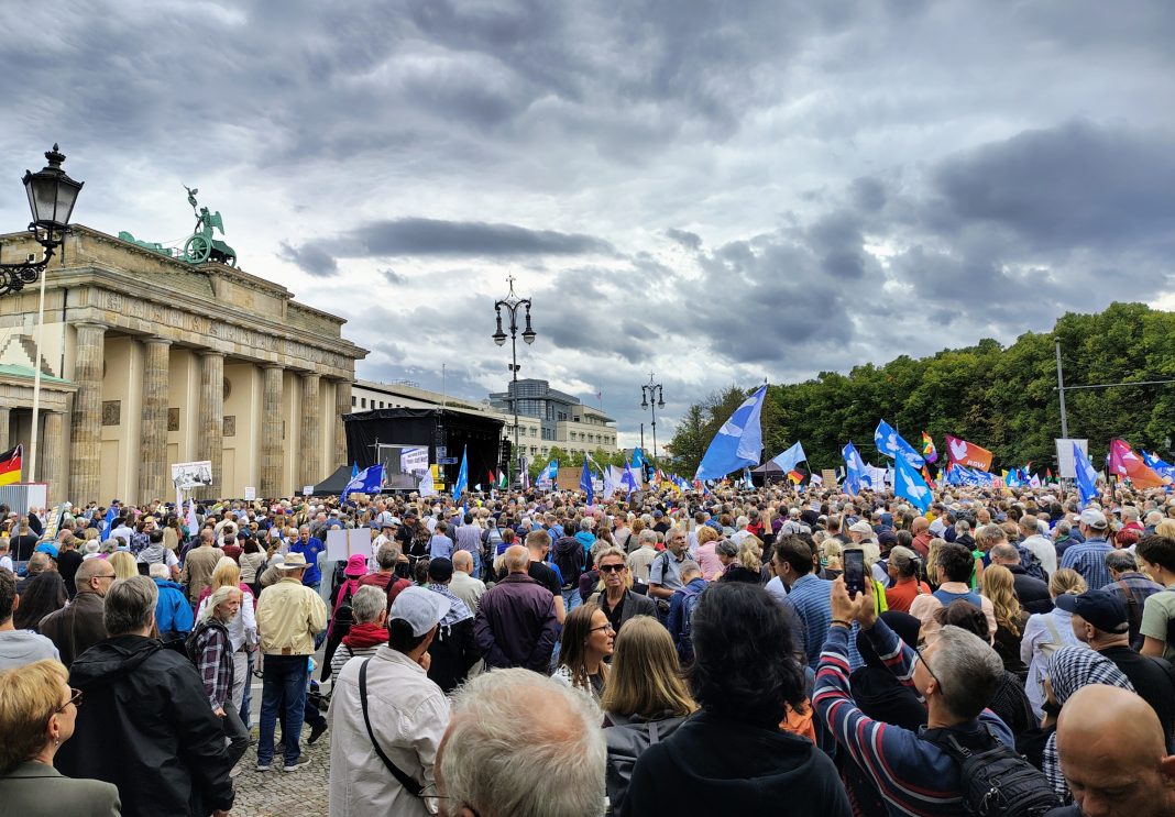 Kundgebung "Stoppt den Völkermord in Gaza!" vorm Brandenburger Tor. © Münzenberg Medien, Foto/ BU: Stefan Pribnow, Ort und Datum der Aufnahme: Berlin, 13.9.2025, 14.25 Uhr