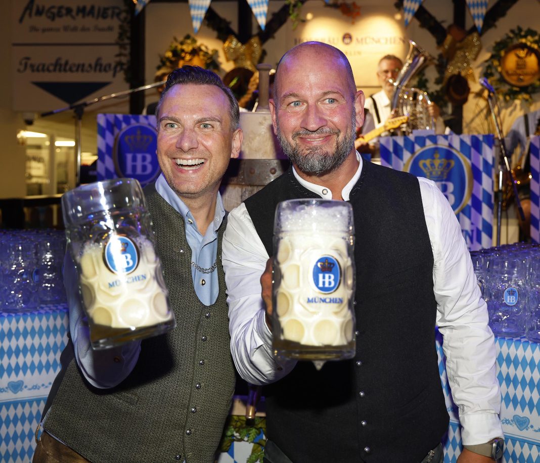 Tim Raue und Björn Schwarz mit dem ersten Hofbräu-Oktoberfestbier im Wirtshaus Berlin am Sonnabend, den 20. September 2025. © Agentur Baganz, BU: Stefan Pribnow, Ort und Datum der Aufnahme: Berlin, 20.9.2025