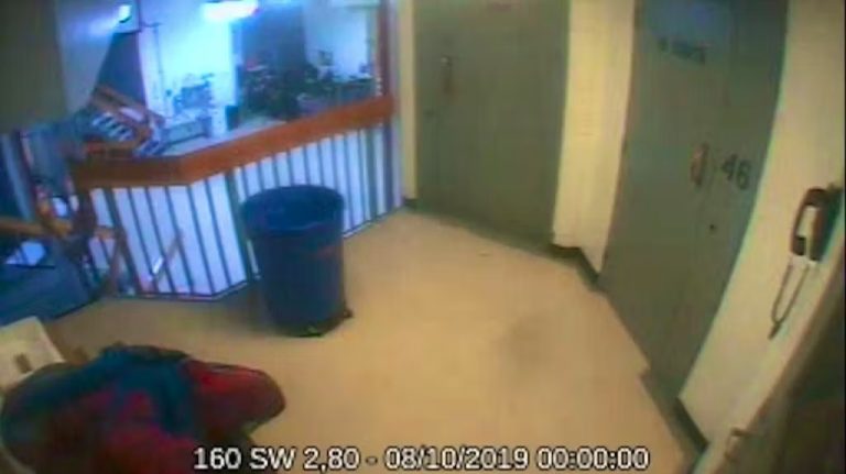 Video aus dem Metropolitan Correctional Center genannten Gefängnis in der Migrantenmetropole New York mit „fehlender Minute“ im Fall Epstein – Neues Video, neue Fragen