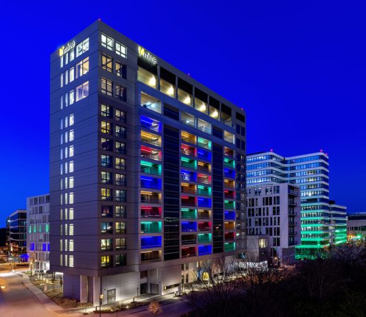 Hoch, hoch und hinein ins b’mine Frankfurt Airport