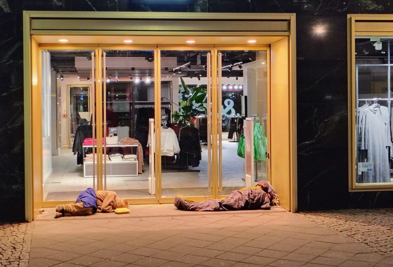 Foto des Tages: Nachtwache im Goldrahmen